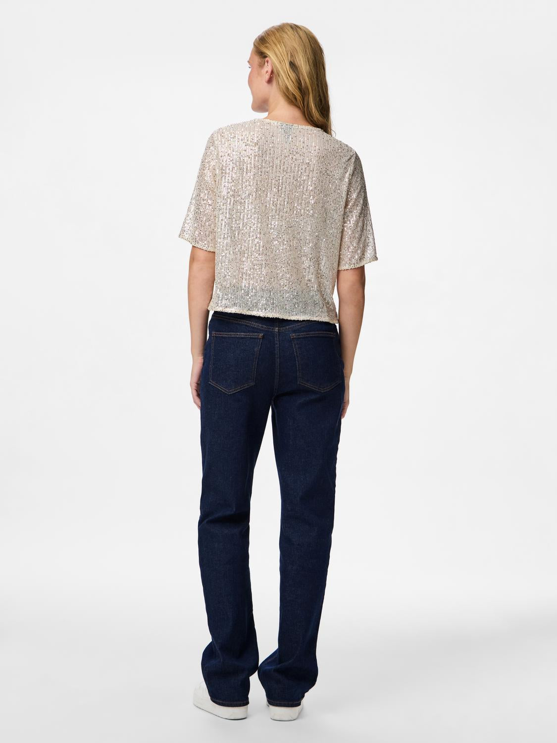 model_shot-back
